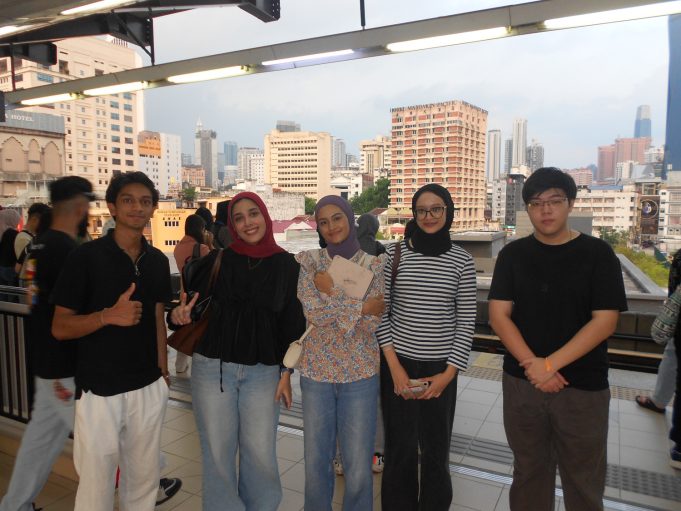 (Dari kiri) Rohit, Putri, Dhiya, Athifa dan Zhi Kai