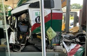 Treler terbabas langgar kereta depan kaunter Plaza Tol Perling