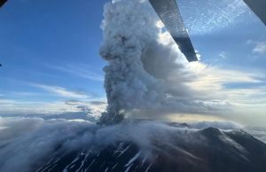 Gunung berapi ‘tidur’ meletus pertama kali dalam tempoh 450 tahun
