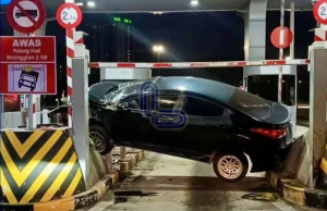 Kereta rempuh batu penghadang di plaza tol Sungai Long, dua cedera