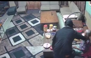 Nenek disamun lelaki bertopeng dalam rumah