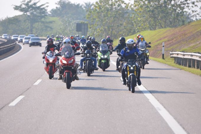 Konvoi Jalur Gemilang dari kampus induk ke kampus Pagoh