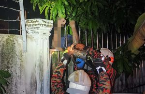 Jeritan bongkar lelaki cedera tersangkut besi pagar sepanjang 0.3 meter