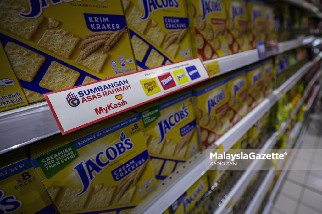 Antara barang-barang keperluan yang boleh dibeli dengan Sumbangan Asas Rahmah (SARA) melalui MyKad, ketika tinjauan di Mydin Subang Jaya, Selangor. Foto SADIQ SANI, 08 OGOS 2025
