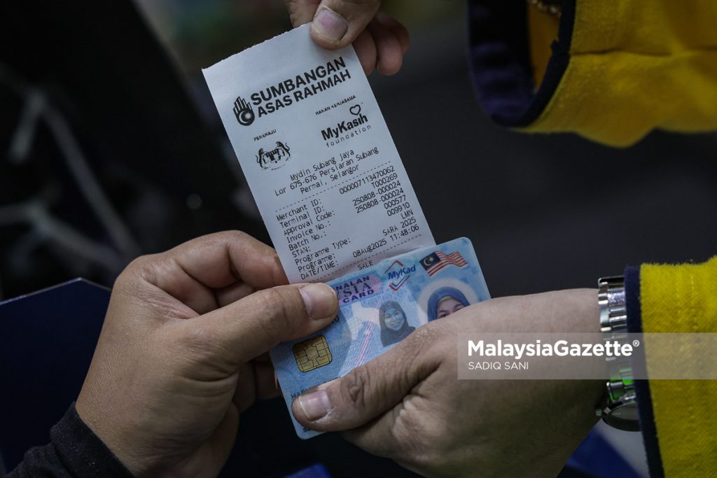 Kaedah membeli barang-barang keperluan dengan Sumbangan Asas Rahmah (SARA) melalui MyKad, ketika tinjauan di Mydin Subang Jaya, Selangor. Foto SADIQ SANI, 08 OGOS 2025