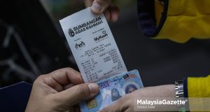 Kaedah membeli barang-barang keperluan dengan Sumbangan Asas Rahmah (SARA) melalui MyKad, ketika tinjauan di Mydin Subang Jaya, Selangor. Foto SADIQ SANI, 08 OGOS 2025