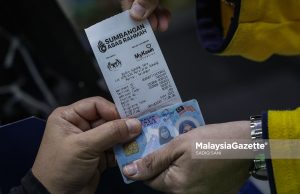 Kaedah membeli barang-barang keperluan dengan Sumbangan Asas Rahmah (SARA) melalui MyKad, ketika tinjauan di Mydin Subang Jaya, Selangor. Foto SADIQ SANI, 08 OGOS 2025