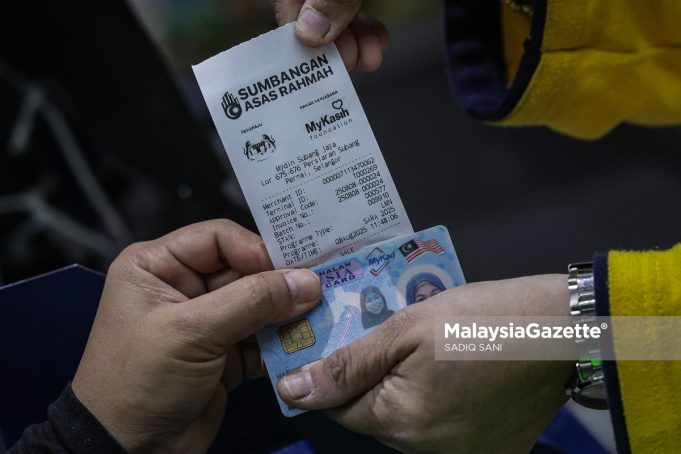 Kaedah membeli barang-barang keperluan dengan Sumbangan Asas Rahmah (SARA) melalui MyKad, ketika tinjauan di Mydin Subang Jaya, Selangor. Foto SADIQ SANI, 08 OGOS 2025