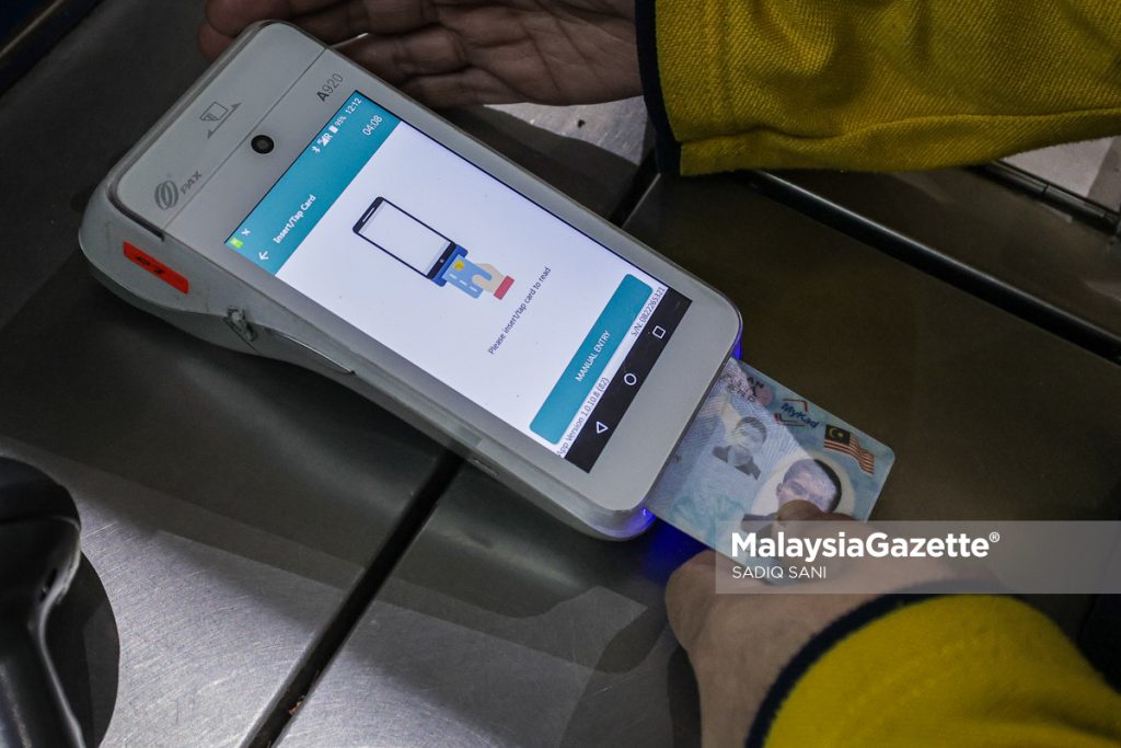 Kaedah membeli barang-barang keperluan dengan Sumbangan Asas Rahmah (SARA) melalui MyKad, ketika tinjauan di Mydin Subang Jaya, Selangor. Foto SADIQ SANI, 08 OGOS 2025