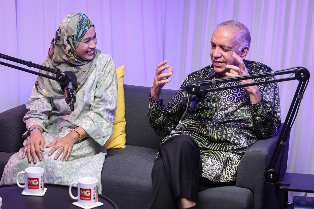 Pengarah Urusan Mydin Mohamed Holdings Berhad (Mydin), Datuk Wira Dr Ameer Ali Mydin bersama Penganalisis Ekonomi daripada Sekolah Perniagaan & Ekonomi UPM, Profesor Dr Rusmawati Said pada Program PODCAST MG di Studio MalaysiaGazette, Bandar Sri Permaisuri, Cheras. Foto AIZAT ZAINAL, 11 OGOS 2025.