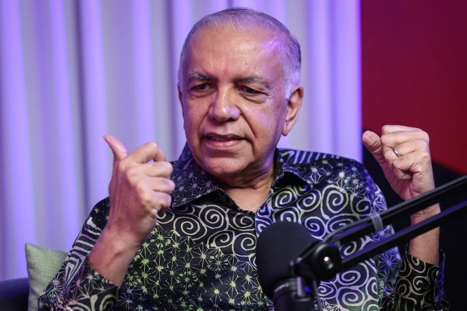 Pengarah Urusan Mydin Mohamed Holdings Berhad (Mydin), Datuk Wira Dr Ameer Ali Mydin bersama Penganalisis Ekonomi daripada Sekolah Perniagaan & Ekonomi UPM, Profesor Dr Rusmawati Said pada Program PODCAST MG di Studio MalaysiaGazette, Bandar Sri Permaisuri, Cheras. Foto AIZAT ZAINAL, 11 OGOS 2025. SARA RM100 Madani Sumbangan Asas Rahmah