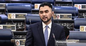 Timbalan Menteri Sumber Manusia, yang juga Ahli Parlimen Batu Sapi, Datuk Khairul Firdaus Akbar Khan ketika sesi perbahasan Rancangan Malaysia Ke-13 (RMK13) pada Mesyuarat Kedua Penggal Keempat Parlimen ke-15 di Dewan Rakyat, Parlimen. Foto JABATAN PENERANGAN MALAYSIA, 11 OGOS 2025.