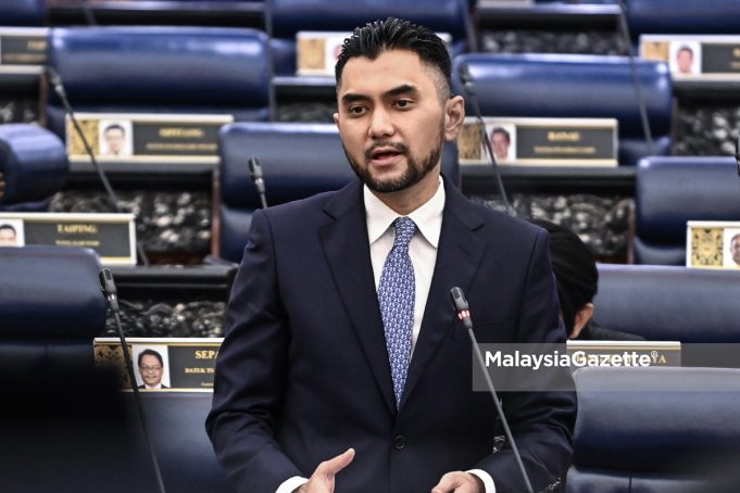 Timbalan Menteri Sumber Manusia, yang juga Ahli Parlimen Batu Sapi, Datuk Khairul Firdaus Akbar Khan ketika sesi perbahasan Rancangan Malaysia Ke-13 (RMK13) pada Mesyuarat Kedua Penggal Keempat Parlimen ke-15 di Dewan Rakyat, Parlimen. Foto JABATAN PENERANGAN MALAYSIA, 11 OGOS 2025.