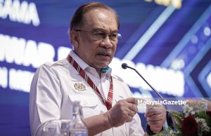 Setiap kelemahan dasar kerajaan akan diperbaiki termasuk dalam belanjawan – PM Perdana Menteri merangkap Menteri Kewangan, Datuk Seri Anwar Ibrahim berucap pada Majlis Perhimpunan Warga Kementerian Kewangan di Putrajaya. Foto SADIQ SANI, 20 OGOS 2025
