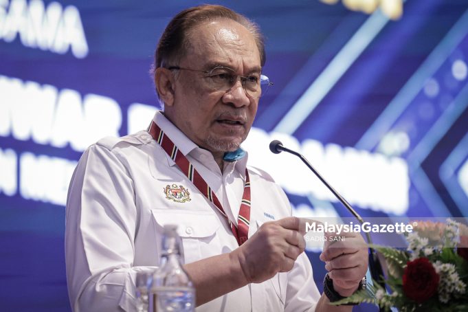 Perdana Menteri merangkap Menteri Kewangan, Datuk Seri Anwar Ibrahim berucap pada Majlis Perhimpunan Warga Kementerian Kewangan di Putrajaya. Foto SADIQ SANI, 20 OGOS 2025