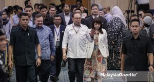 Perdana Menteri merangkap Menteri Kewangan, Datuk Seri Anwar Ibrahim diiring Menteri Kewangan II, Datuk Seri Amir Hamzah Azizan dan Timbalan Menteri Kewangan, Lim Hui Ying ketika hadir ke Majlis Perhimpunan Warga Kementerian Kewangan di Putrajaya. Foto SADIQ SANI, 20 OGOS 2025