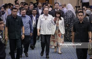 Perdana Menteri merangkap Menteri Kewangan, Datuk Seri Anwar Ibrahim diiring Menteri Kewangan II, Datuk Seri Amir Hamzah Azizan dan Timbalan Menteri Kewangan, Lim Hui Ying ketika hadir ke Majlis Perhimpunan Warga Kementerian Kewangan di Putrajaya. Foto SADIQ SANI, 20 OGOS 2025