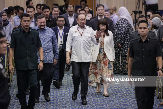 MGF20082025 - ANWAR MOF -3 Perdana Menteri merangkap Menteri Kewangan, Datuk Seri Anwar Ibrahim diiring Menteri Kewangan II, Datuk Seri Amir Hamzah Azizan dan Timbalan Menteri Kewangan, Lim Hui Ying ketika hadir ke Majlis Perhimpunan Warga Kementerian Kewangan di Putrajaya. Foto SADIQ SANI, 20 OGOS 2025