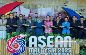 Menteri Perumahan dan Kerajaan Tempatan, Nga Kor Ming bersama Datuk Bandar Kuala Lumpur merangkap Penasihat Urbanisasi Mampan Kerajaan Malaysia, Datuk Seri Maimunah Mohd Sharif bergambar beramai-ramai ketika hadir ke Mesyuarat Forum Gabenor dan Datuk Bandar ASEAN di Pusat Konvensyen Kuala Lumpur (KLCC), Kuala Lumpur. Foto MOHD ADZLAN, 12 OGOS 2025. ASUF AGMF MGMAC Governor Forum