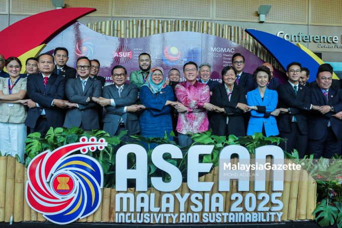 Menteri Perumahan dan Kerajaan Tempatan, Nga Kor Ming bersama Datuk Bandar Kuala Lumpur merangkap Penasihat Urbanisasi Mampan Kerajaan Malaysia, Datuk Seri Maimunah Mohd Sharif bergambar beramai-ramai ketika hadir ke Mesyuarat Forum Gabenor dan Datuk Bandar ASEAN di Pusat Konvensyen Kuala Lumpur (KLCC), Kuala Lumpur. Foto MOHD ADZLAN, 12 OGOS 2025. ASUF AGMF MGMAC Governor Forum