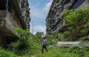 Keadaan di Flat Kuchai Jaya yang semakin uzur dan penuh dengan sampah sarap serta semak-samun ketika di Kuala Lumpur. Foto MOHD ADZLAN, 27 OGOS 2025.