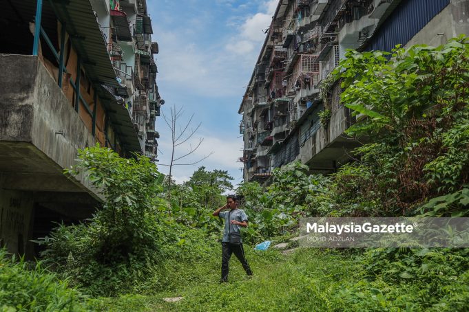 MGP23082025_FLAT KUCHAI LAMA-20 (1) Keadaan di Flat Kuchai Jaya yang semakin uzur dan penuh dengan sampah sarap serta semak-samun ketika di Kuala Lumpur. Foto MOHD ADZLAN, 27 OGOS 2025.