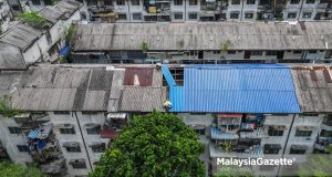 Keadaan di Flat Kuchai Jaya yang semakin uzur serta bumbung yang bocor membuatkan keadaan tidak selesa bagi penduduk ketika di Kuala Lumpur. Foto MOHD ADZLAN, 27 OGOS 2025. flat usang RUU PSB URA Pembaharuan Semula Bandar