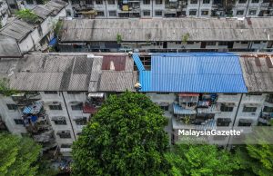 Keadaan di Flat Kuchai Jaya yang semakin uzur serta bumbung yang bocor membuatkan keadaan tidak selesa bagi penduduk ketika di Kuala Lumpur. Foto MOHD ADZLAN, 27 OGOS 2025. flat usang RUU PSB URA Pembaharuan Semula Bandar