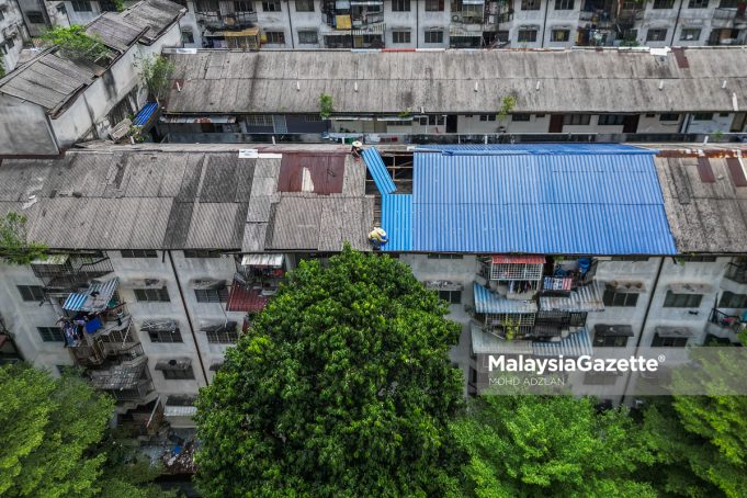 Keadaan di Flat Kuchai Jaya yang semakin uzur serta bumbung yang bocor membuatkan keadaan tidak selesa bagi penduduk ketika di Kuala Lumpur. Foto MOHD ADZLAN, 27 OGOS 2025. flat usang RUU PSB URA Pembaharuan Semula Bandar