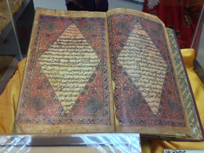 Manuskrip Hikayat Hang Tuah yang disimpan di Perpustakaan Negara Malaysia. Gambar oleh ikatkata.wordpress.com