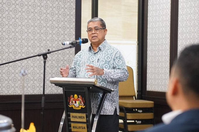 Menteri Perpaduan, Datuk Aaron Ago Dagang.