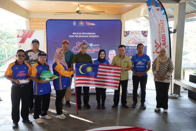 Menteri Perpaduan, Datuk Aaron Ago Dagang menyempurnakan Majlis Perasmian dan Pelancaran Program Jelajah Perpaduan Kayuhan Sihat Borneo 2025 di Kudat, hari ini.