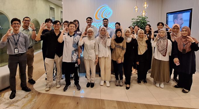 Pelajar bergambar bersama wakil Cochlear Malaysia di penghujung program