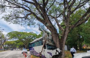 Bas langgar pokok, seorang guru dan tiga murid cedera