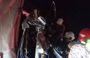 Bas bawa 9 penumpang rempuh dua lori, seorang parah