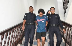 Pemuda didakwa rompak guna pisau, larikan rokok dan RM202