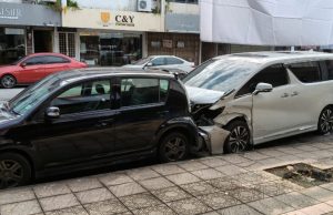 Polis cari pemandu Toyota Alphard tular rempuh tiga kereta