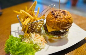 Nikmati burger premium di RBG Bar & Grill