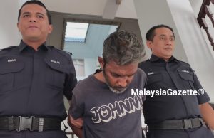 Abang didakwa tikam adik dengan gunting