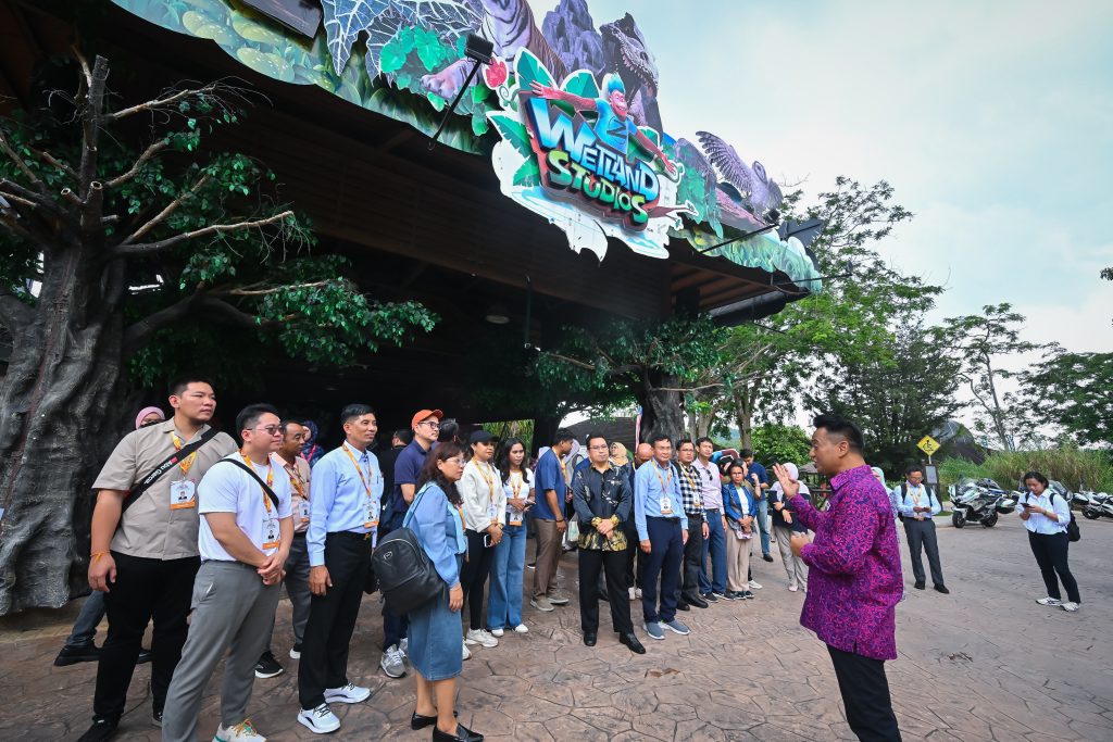 Delegasi antarabangsa berpeluang melawat Putrajaya Wetlands. Gambar ehsan KPKT