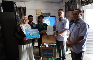 UKM santuni pelajar baharu, serah bantuan awal pengajian