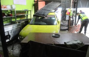 Warga emas maut kereta terbabas rempuh gerai