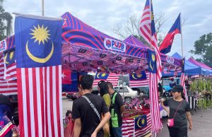 200 peniaga pasar malam di Kluang semarakkan Hari Malaysia