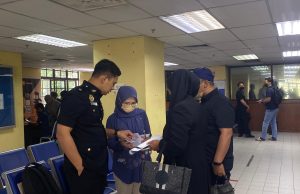 Pembantu tadbir mengaku tak salah palsukan penyata gaji