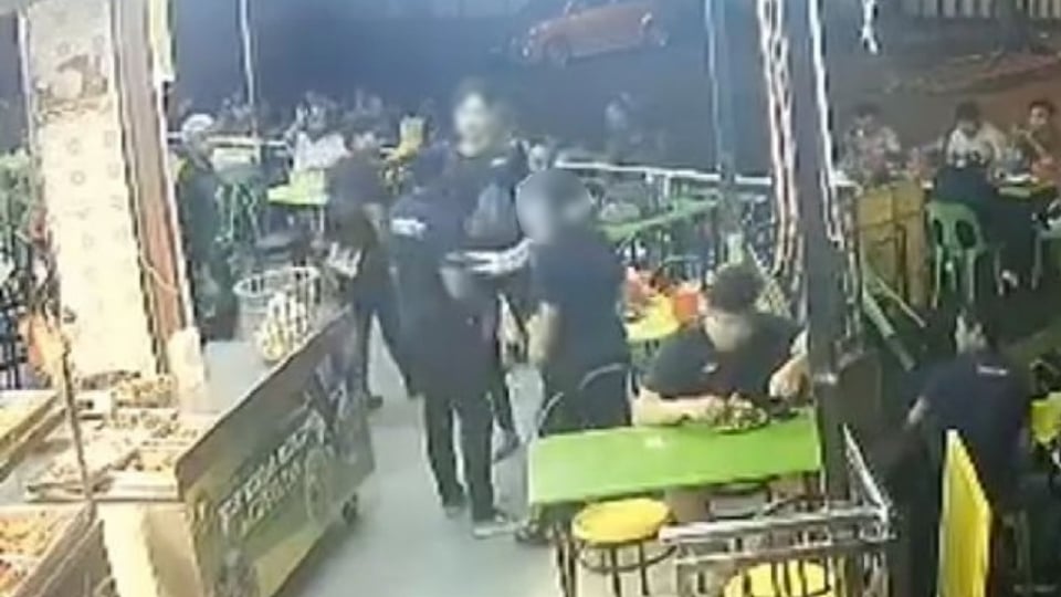 Tangkap layar lelaki menyerang sepasang suami isteri selepas berang ditegur merokok di sebuah restoran di Seksyen 13, Shah Alam, pada Khamis lalu. 