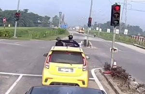 Salah faham lalu lintas, dua penunggang motosikal bergaduh