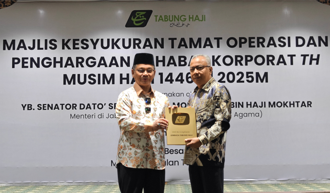 Ketua Pegawai Eksekutif Pintas Utama, Datuk Marhalim Mohamed menerima plak penghargaan sebagai Sahabat Korporat Tabung Haji (TH) bagi musim haji 1446H/2025M Ketua Pegawai Eksekutif Pintas Utama, Datuk Marhalim Mohamed menerima plak penghargaan sebagai Sahabat Korporat Tabung Haji (TH) bagi musim haji 1446H/2025M