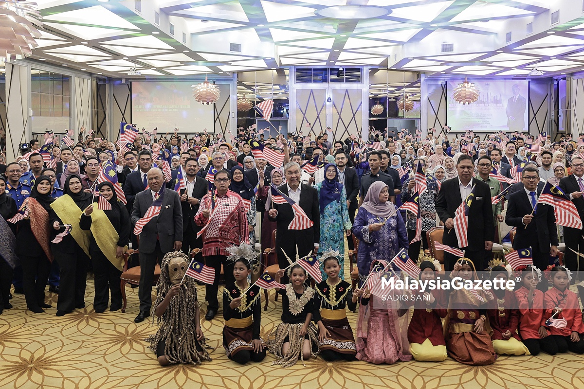 Timbalan Perdana Menteri merangkap Menteri Kemajuan Desa dan Wilayah, Datuk Seri Ahmad Zahid Hamidi bergambar bersama penjawat awam pada Perhimpunan Bulanan Kementerian Kemajuan Desa dan Wilayah (KKDW) bagi Bulan September di Dewan Seri Lestari, Kementerian Kemajuan Desa dan Wilayah, Putajaya. Foto SADIQ SANI, 02 SEPTEMBER 2025