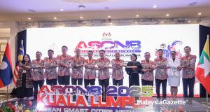 Menteri Perumahan dan Kerajaan Tempatan, Nga Kor Ming serta yang lain merasmikan Mesyuarat Tahunan ke-8 Rangkaian Bandar Pintar ASEAN (ASCN8) di Hotel Shangri-la, Kuala Lumpur. Foto AIZAT ZAINAL, 09 SEPTEMBER 2025.