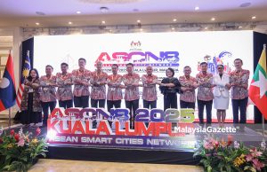 Menteri Perumahan dan Kerajaan Tempatan, Nga Kor Ming serta yang lain merasmikan Mesyuarat Tahunan ke-8 Rangkaian Bandar Pintar ASEAN (ASCN8) di Hotel Shangri-la, Kuala Lumpur. Foto AIZAT ZAINAL, 09 SEPTEMBER 2025.